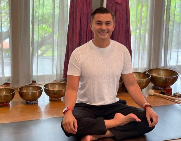 Anjasmara rutin yoga setiap hari/Foto: Instagram/anjasmara artis pria yang masih tampan di usia 40 tahun