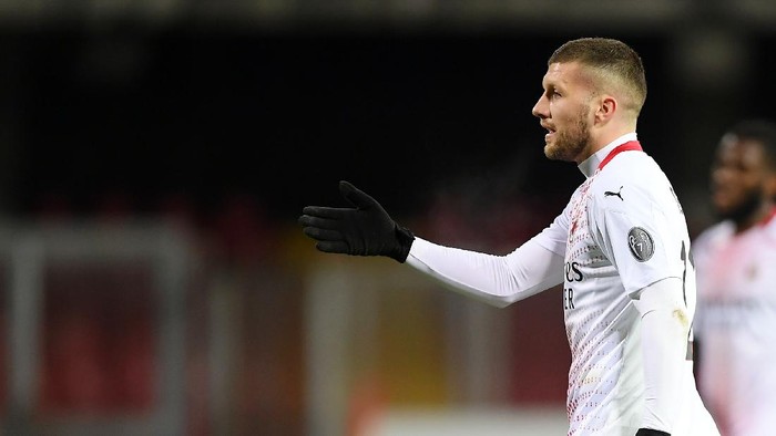 BENEVENTO, ITALY - JANUARY 03: Ante Rebic of AC Milan during the Serie A match between Benevento Calcio and AC Milan at Stadio Ciro Vigorito on January 03, 2021 in Benevento, Italy. Sporting stadiums around Italy remain under strict restrictions due to the Coronavirus Pandemic as Government social distancing laws prohibit fans inside venues resulting in games being played behind closed doors. (Photo by Francesco Pecoraro/Getty Images)