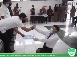 Semangatnya Disabilitas di Sumut Ambil SK CPNS Meski Harus Merangkak