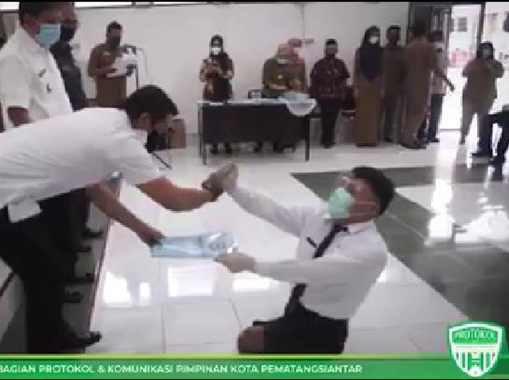 Semangatnya Disabilitas di Sumut Ambil SK CPNS Meski Harus Merangkak Semangatnya Disabilitas di Sumut Ambil SK CPNS Meski Harus Merangkak