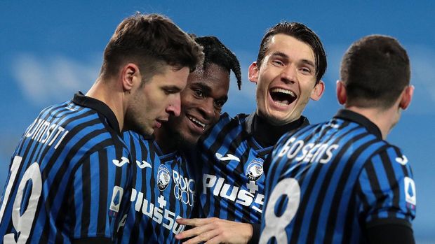 BERGAMO, ITALY - JANUARY 06: Duvan Zapata of Atalanta B.C. celebrates with Marten de Roon of Atalanta B.C. after he scores his teams 2nd goal during the Serie A match between Atalanta BC and Parma Calcio at Gewiss Stadium on January 06, 2021 in Bergamo, Italy. Sporting stadiums around Italy remain under strict restrictions due to the Coronavirus Pandemic as Government social distancing laws prohibit fans inside venues resulting in games being played behind closed doors. (Photo by Emilio Andreoli/Getty Images)