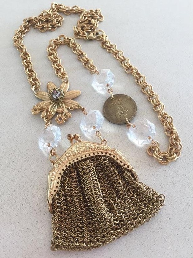 Bag Necklace/pinterest.com Ditahun ini kamu akan menemukan dompet mini yang lebih kecil dari yang kamu bayangkan, yap itu adalah sebuah kalung!