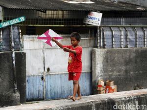 Bahaya! Anak-anak Bermain Layangan di Atas Turap Kali Cideng