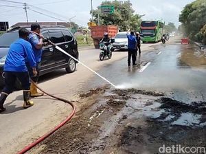 Lumpur Akibat Banjir Lumuri Jalan Pantura Sepanjang 100 Meter