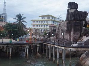 Batu Tumpak Tiga, Ikon Wisata Kota Tarempa Kepulauan Riau