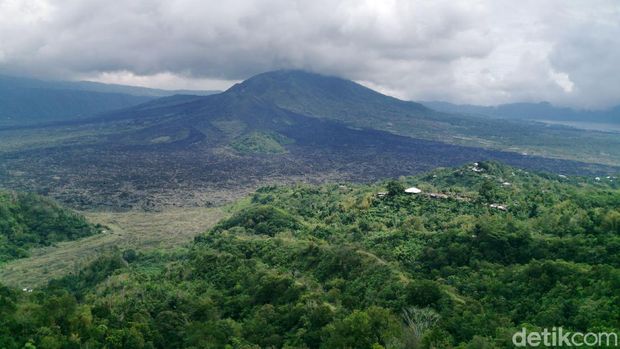 Pulau Bali dikenal tak hanya dengan keindahan pantainya. Bisa dibilang, Bali adalah paket lengkap dalam berwisata; mulai dari pantai, sungai, gunung, lembah, persawahan, hingga kuliner dan seni budayanya, semua ada.