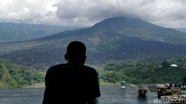 Betahnya Berjam-jam Ngopi Sambil Menatap Gunung Batur