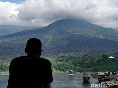 Betahnya Berjam-jam Ngopi Sambil Menatap Gunung Batur