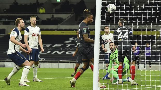 Brentford's Ivan Toney, center, scores a goal that was disallowed for offside during the EFL Cup semi-final soccer match between Tottenham Hotspur and Brentford at Tottenham Hotspur Stadium in London, England, Tuesday, Jan. 5, 2021. (Glyn Kirk/Pool via AP)