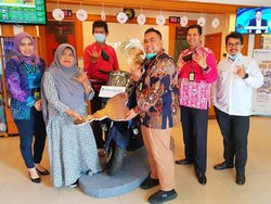 Rajin Nabung, Ibu Ini Dapat Motor dari Bank Bukopin