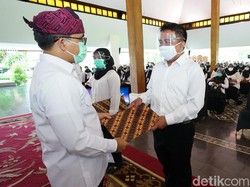 Serahkan SK CPNS Baru, Bupati Anas Ingatkan Budaya Inovasi