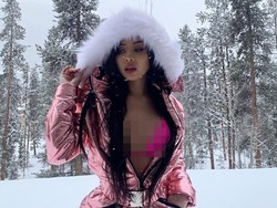 Model Playboy Ingin Pecahkan Rekor Berpose Bikini di Suhu -26 Derajat