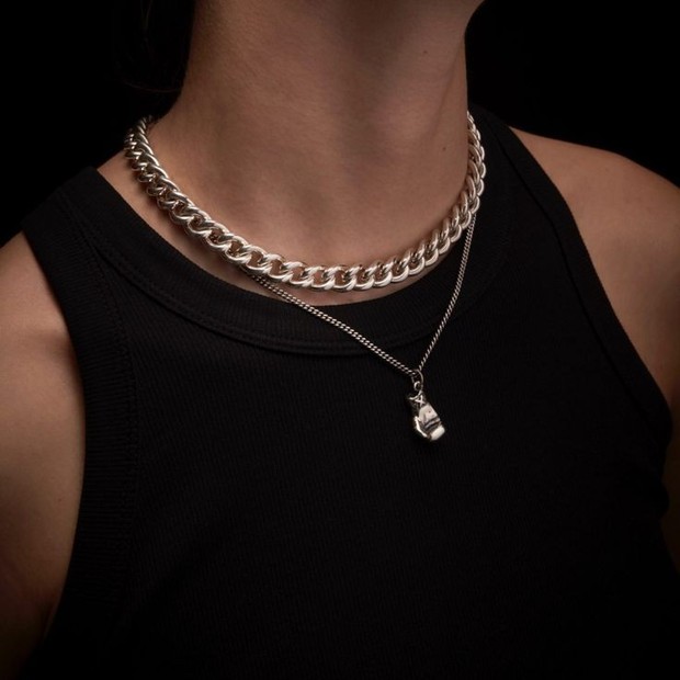 Chunky Chain/pinterest.com Chunky chain memang semakin populer selama beberapa tahun terakhir ini, beberapa brand mewah pun mengenakan perhiasan ini