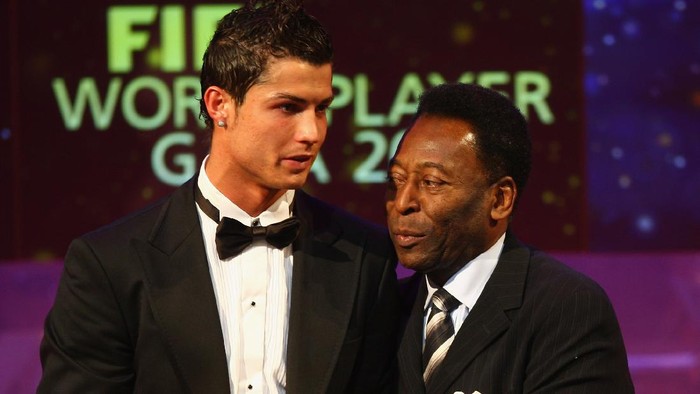 ZURICH, SWITZERLAND - DECEMBER 17:  Cristiano Ronaldo (L) of Manchester United and Portugal receives the third placed award from Pele during the FIFA World Player of The Year Gala 2007 at the Zurich Opera House on December 17, 2007 in Zurich, Switzerland.  (Photo by Michael Steele/Getty Images)