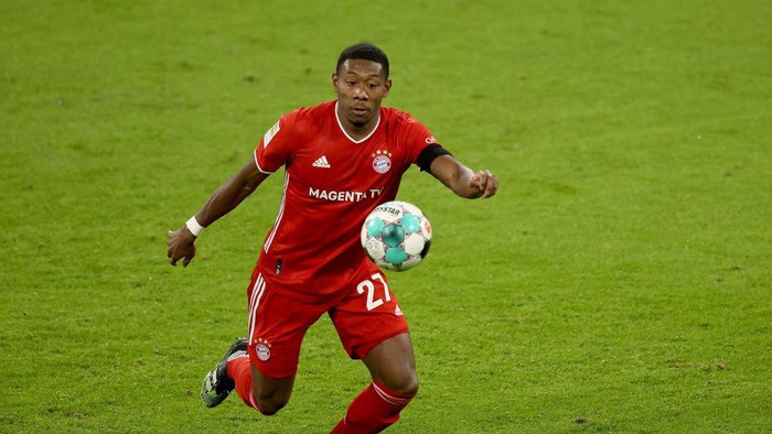 MUNICH, GERMANY - DECEMBER 05: David Alaba of FC Bayern München runs with the ball during the Bundesliga match between FC Bayern Muenchen and RB Leipzig at Allianz Arena on December 05, 2020 in Munich, Germany. (Photo by Alexander Hassenstein/Getty Images)