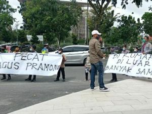 Demo di Pekanbaru, Massa Bawa Spanduk Di Rumah Aja, Di Luar Banyak Sampah