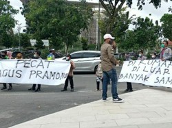 Demo di Pekanbaru, Massa Bawa Spanduk Di Rumah Aja, Di Luar Banyak Sampah