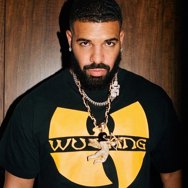 saat Drake memberikan pidato kemenangannya, Ia terus mengungkapkan kritik mengenai metode penilaian Grammy Awards.