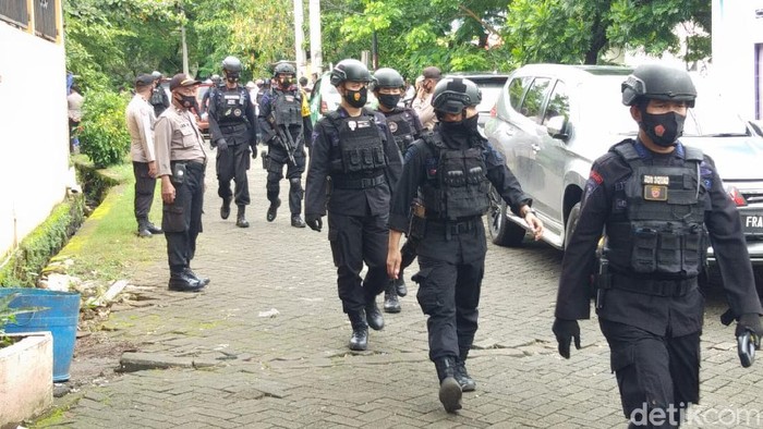 Dua terduga teroris di Makassar ditembak mati Densus 88 Antiteror Polri karena melakukan perlawanan (Hermawan Mappiwali/detikcom)