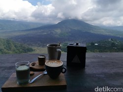 Ngopi Berlatar Gunung Batur, Betahnya Berjam-jam!