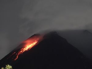 Gunung Merapi Muntahkan 128 Kali Lava Pijar Selama Sepekan