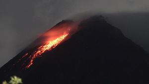 Penampakan Lava Pijar yang Dimuntahkan Gunung Merapi