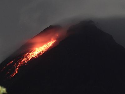 Penampakan Lava Pijar yang Dimuntahkan Gunung Merapi