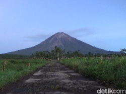 Gunung Semeru  Luncurkan Lava Pijar Sejauh 1 Km