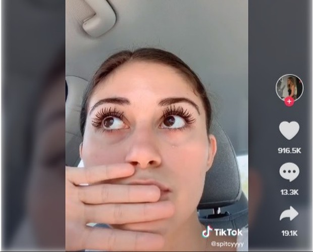 Hasil tampilan maskara/Foto: https://glamour.com Beauty hacks fake-false lashes