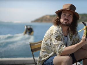 Iklan dari Australia Diselidiki karena Tampilkan Pria Makan Roti Isi Kelelawar