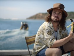 Iklan dari Australia Diselidiki karena Tampilkan Pria Makan Roti Isi Kelelawar