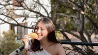 Ini Sassha Carissa, Model Seksi yang Hobi Ngemil Rujak dan Pastel