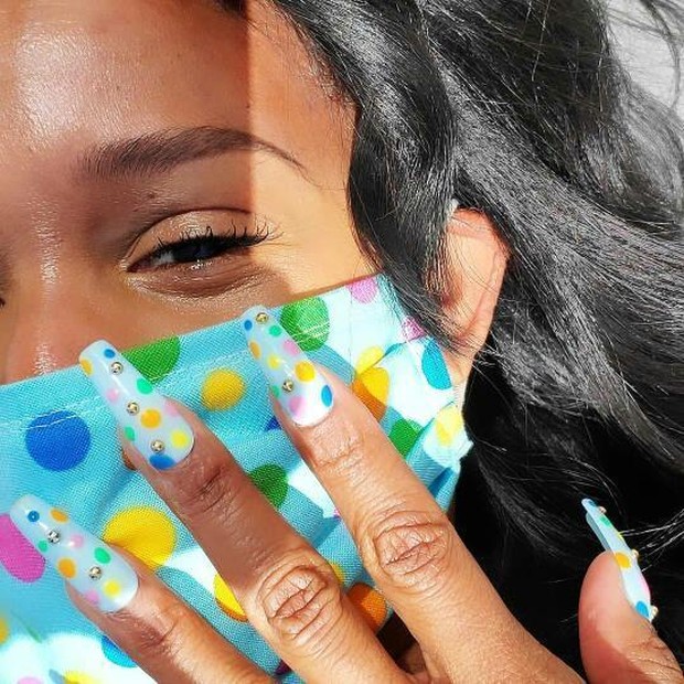 Instagram.com/ginaedwards_ Cobalah untuk menyamakan kuku dengan masker yang dikenakan.