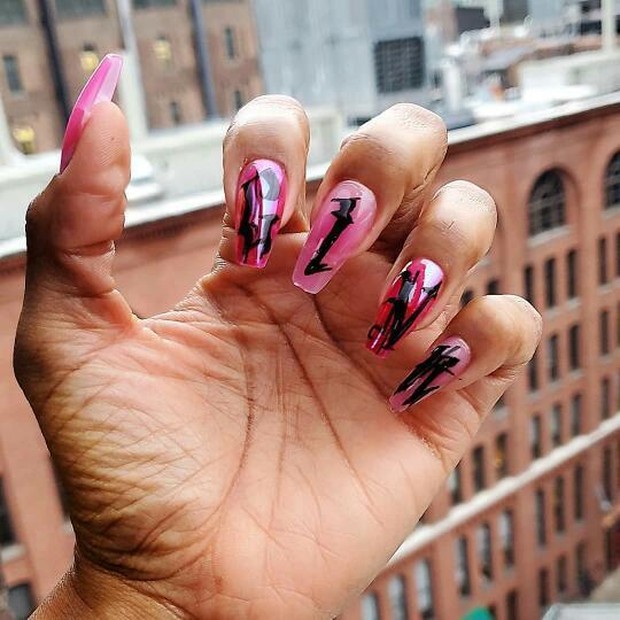 Instagram.com/ginaedwards_ Trend membuat tulisan di kuku tangan melonjak tinggi.