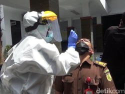 Seorang Anggota Positif COVID-19, Jajaran Kejari Purwakarta Diswab Test