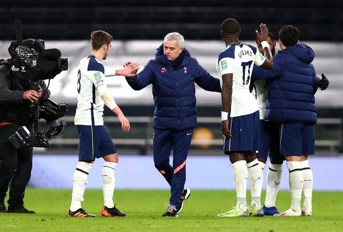 LONDON, ENGLAND - JANUARY 05: Jose Mourinho, Manager of Tottenham Hotspur shakes hands with Harry Winks of Tottenham Hotspur (L) following the Carabao Cup Semi Final between Tottenham Hotspur and Brentford at Tottenham Hotspur Stadium on January 05, 2021 in London, England. (Photo by Clive Rose/Getty Images)
