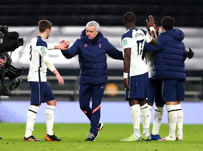 LONDON, ENGLAND - JANUARY 05: Jose Mourinho, Manager of Tottenham Hotspur shakes hands with Harry Winks of Tottenham Hotspur (L) following the Carabao Cup Semi Final between Tottenham Hotspur and Brentford at Tottenham Hotspur Stadium on January 05, 2021 in London, England. (Photo by Clive Rose/Getty Images)