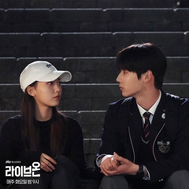 Jung Da Bin dan Hwang Min Hyun dalam potongan adegan drama Live On.