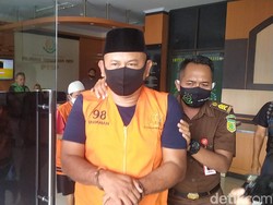 Tangan Diborgol, Kades Pemerkosa Anak Eks Timses Ditahan Kejari Garut