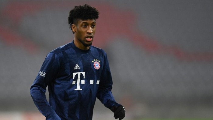Bayern Munichs French forward Kingsley Coman warms up ahead the German first division Bundesliga football match between Bayern Munich and Vfl Wolfsburg on December 16, 2020 in Munich. (Photo by Christof STACHE / POOL / AFP) / DFL REGULATIONS PROHIBIT ANY USE OF PHOTOGRAPHS AS IMAGE SEQUENCES AND/OR QUASI-VIDEO