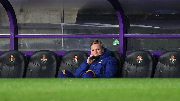 VALLADOLID, SPAIN - DECEMBER 22: Ronald Koeman, Manager of Barcelona looks on during the La Liga Santander match between Real Valladolid CF and FC Barcelona at Estadio Municipal Jose Zorrilla on December 22, 2020 in Valladolid, Spain. Sporting stadiums around Spain remain under strict restrictions due to the Coronavirus Pandemic as Government social distancing laws prohibit fans inside venues resulting in games being played behind closed doors. (Photo by Octavio Passos/Getty Images)