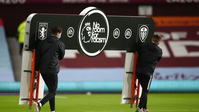 Logo Premier League BIRMINGHAM, ENGLAND - OCTOBER 23: The Premier League handshake board is seen with the No Room For Racism logo prior to the Premier League match between Aston Villa and Leeds United at Villa Park on October 23, 2020 in Birmingham, England. Sporting stadiums around the UK remain under strict restrictions due to the Coronavirus Pandemic as Government social distancing laws prohibit fans inside venues resulting in games being played behind closed doors. (Photo by Michael Steele/Getty Images)