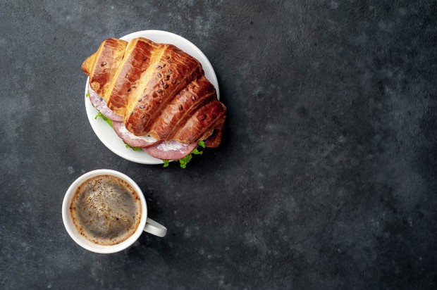 Hindari mengonsumsi terlalu banyak makanan yang dapat memicu sembelit.