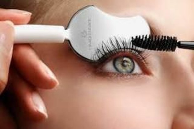 Manfaatkan telunjuk atau sendok sebagai perisai/Foto: Pinterest/trnhongtun Beauty hacks fake-false lashes mascara
