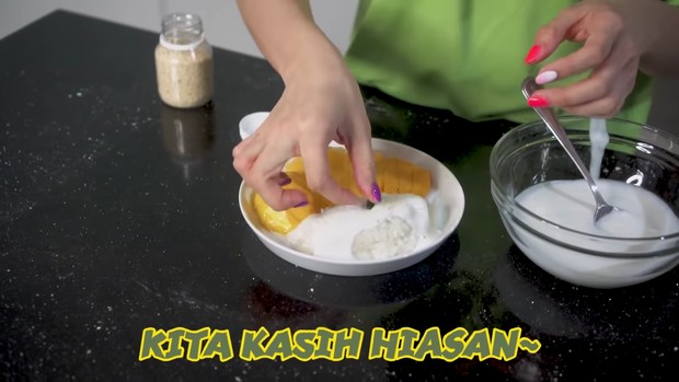 Mango Sticky Rice/youtube.com/Jessica Jane Mango Sticky Rice disajikan di atas piring bersamaaan dengan irisan mangga/youtube.com/Jessica Jane