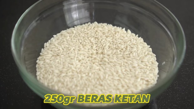 Mango Sticky Rice/youtube.com/Jessica Jane Mango Sticky Rice membutuhkan bahan-bahan seperti beras ketan dan santan/youtube.com/Jessica Jane