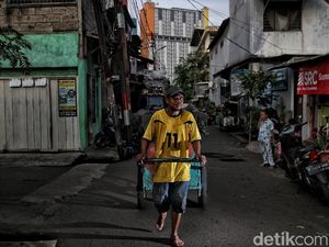 Melihat Kehidupan Perkampungan di Sekitar RSD Wisma Atlet Melihat Kehidupan Perkampungan di Sekitar RSD Wisma Atlet