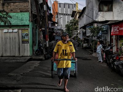 Melihat Kehidupan Perkampungan di Sekitar RSD Wisma Atlet
