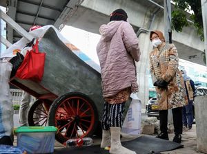 Risma Sempat ke Mampang Jaksel Kemarin, Bertemu Penjual Jas Hujan-Pemulung Risma Sempat ke Mampang Jaksel Kemarin, Bertemu Penjual Jas Hujan-Pemulung