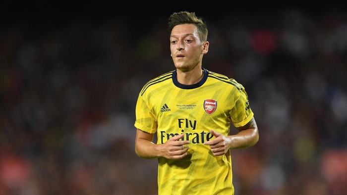BARCELONA, SPAIN - AUGUST 04: Mesut Ozil of Arsenal looks on during the Joan Gamper trophy friendly match between FC Barcelona and Arsenal at Nou Camp on August 04, 2019 in Barcelona, Spain. (Photo by David Ramos/Getty Images)